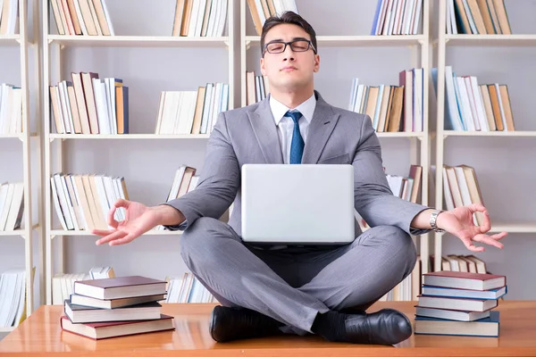 Estudiante de negocios en posición de loto meditando con una laptop i — Foto de Stock