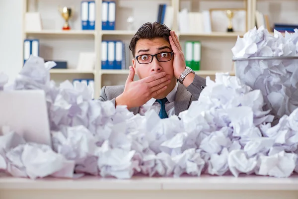 Homme d'affaires dans le concept de recyclage du papier au bureau — Photo