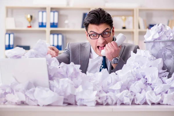 Empresario en concepto de reciclaje de papel en la oficina — Foto de Stock