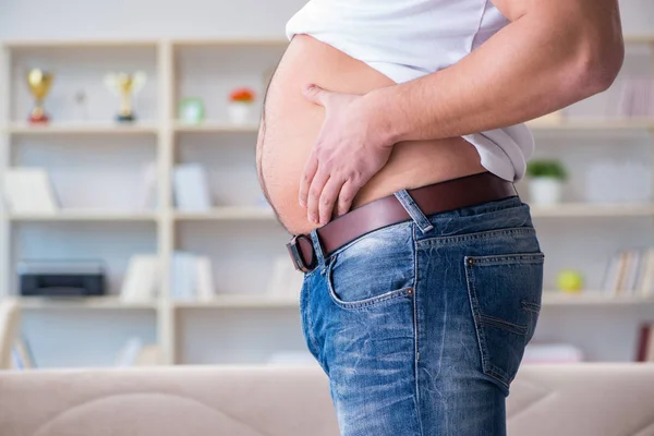 Uomo che soffre di peso in più nel concetto di dieta — Foto Stock