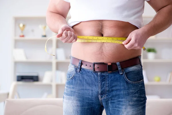 Homme souffrant de poids supplémentaire dans le concept de régime alimentaire — Photo