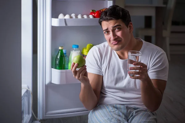 Hombre en el refrigerador comiendo por la noche — Foto de Stock