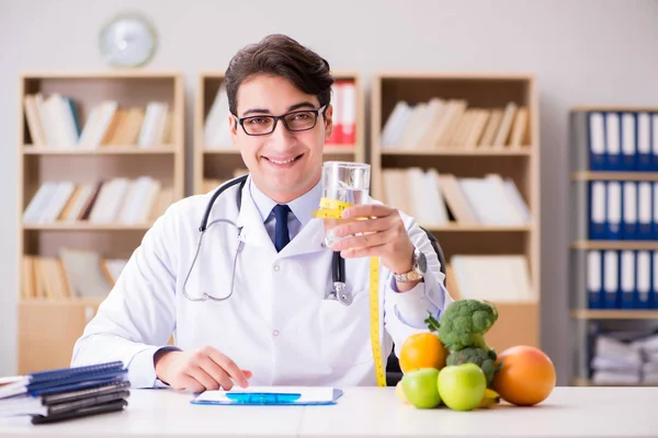 Scientifique étudiant la nutrition dans divers aliments — Photo