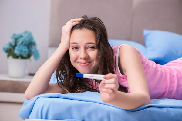 Mujer con prueba de resultados de embarazo — Foto de Stock