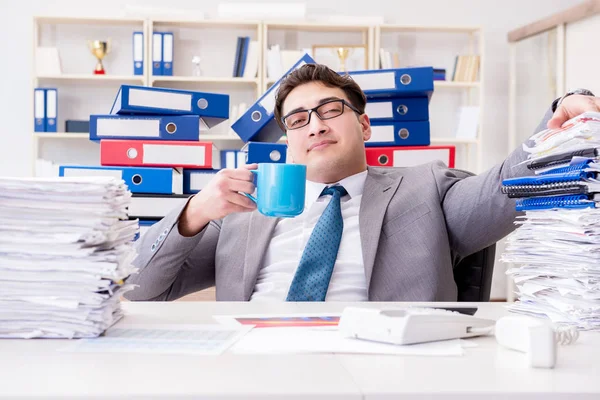 Empresário ocupado com muita papelada — Fotografia de Stock