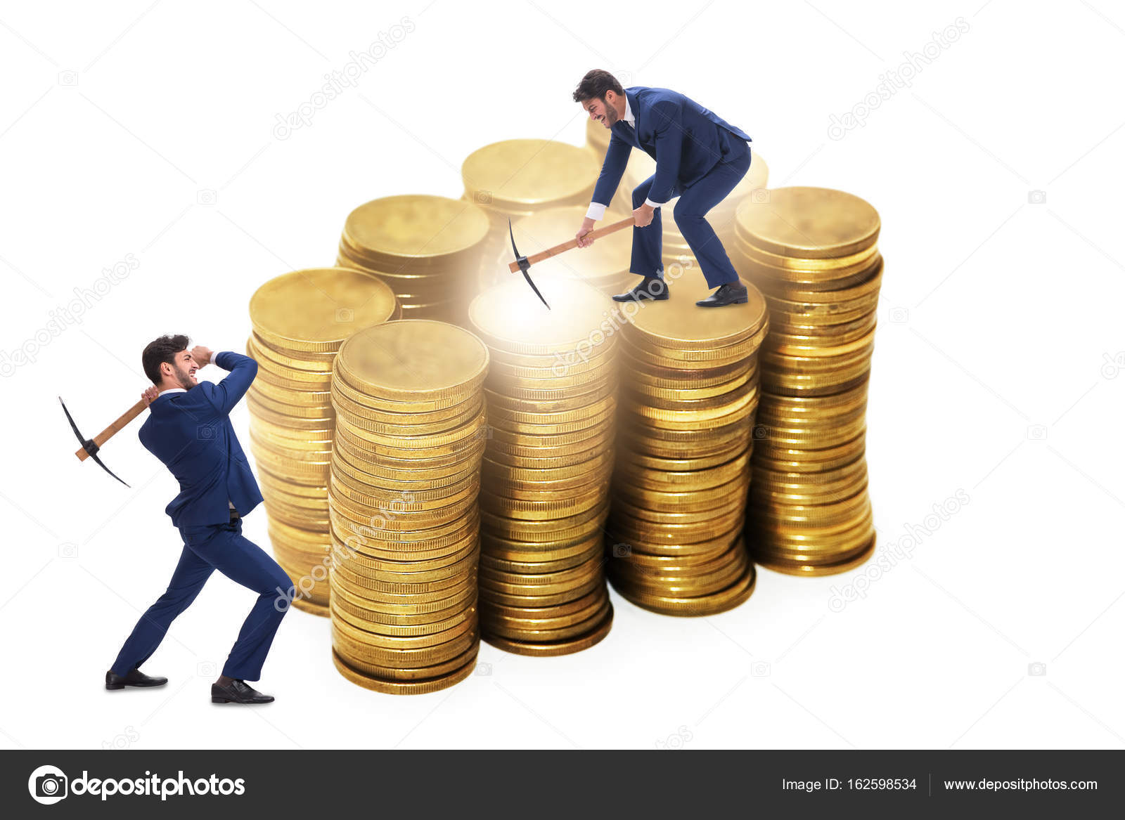 Человек гребет деньги лопатой. Добыча денег. Маленький самородок золота. Добыча денег. Вещи миллионеров.