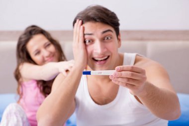 Hamilelik testi sonuçları olan genç bir aile