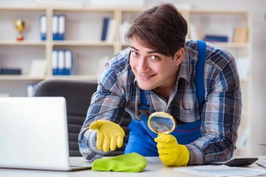 Büyüteçle toz arıyoruz.