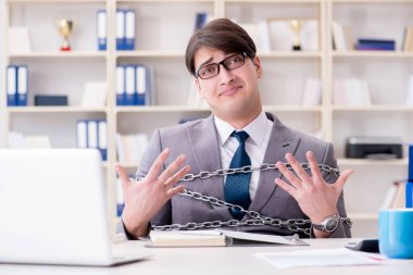 İşadamı işine zincirlerle bağlı.