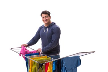 Çamaşır yıkayan koca beyaz tenli.