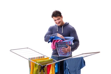 Çamaşır yıkayan koca beyaz tenli.