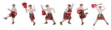 Gitar çalan İskoç beyaz üzerine izole edilmiş