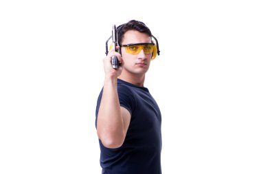 Beyazlara izole edilmiş bir şekilde silahtan spor atışı yapan adam.