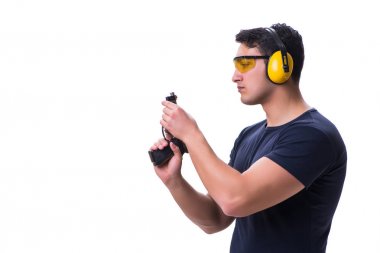 Beyazlara izole edilmiş bir şekilde silahtan spor atışı yapan adam.