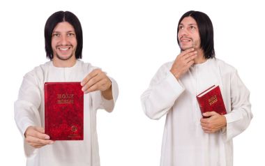 Genç rahip İncil üzerine beyaz izole ile
