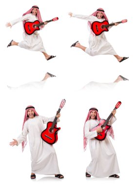 Arap adam beyaz izole gitar çalmak