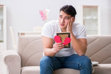 Üzgün Aziz Sevgililer Günü konsepti içinde genç bir adam