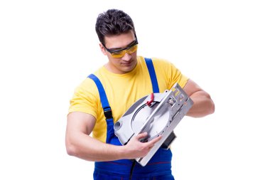 Daire üzerinde beyaz izole testere ile tulum giyen marangoz