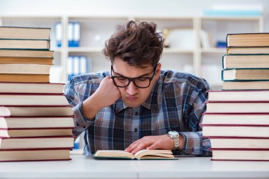 İnek öğrenci üniversite sınavlarına hazırlanıyor.