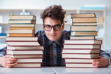 İnek öğrenci üniversite sınavlarına hazırlanıyor.