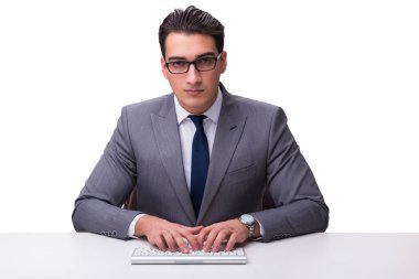 Genç işadamı beyaz sırtında izole edilmiş bir klavyede daktilo kullanıyor.