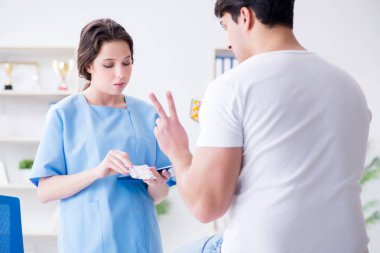 Tıbbi konsept olarak kadın doktoru ziyaret eden adam