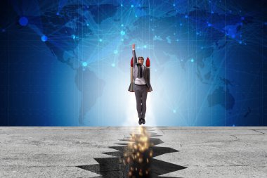 İş adamı roketle kaya boşluğundan uçuyor