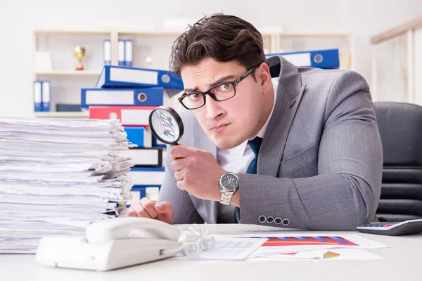 Hombre de negocios con lupa en la oficina — Foto de Stock