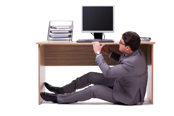 Бизнесмен, прячущийся в офисе — стоковое фото