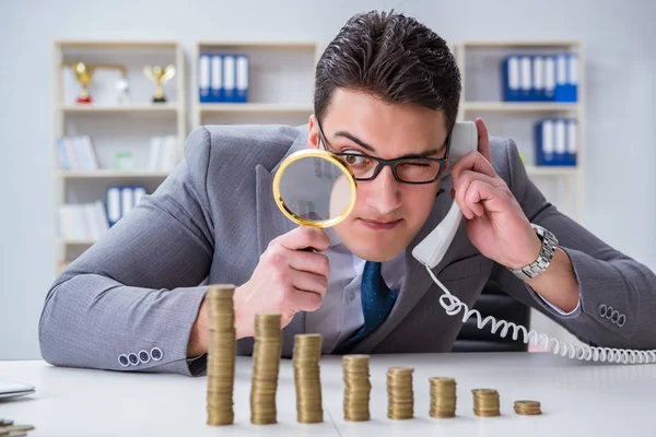 Affärsman med gyllene mynt i affärstillväxt koncept — Stockfoto
