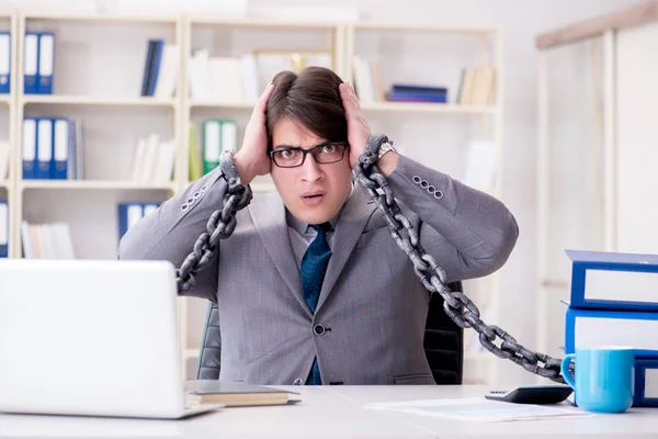 Biznesmen przywiązany łańcuchami do pracy — Zdjęcie stockowe