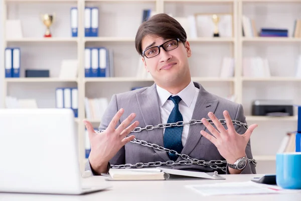 Geschäftsmann mit Ketten an seine Arbeit gebunden — Stockfoto