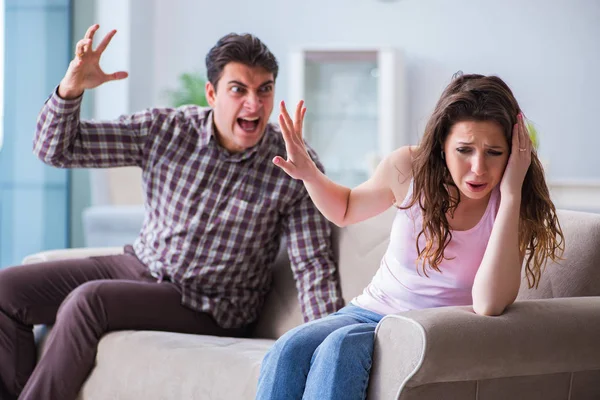 Parçalanmış ilişki konseptinde genç bir aile