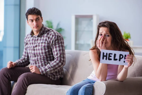 Parçalanmış ilişki konseptinde genç bir aile