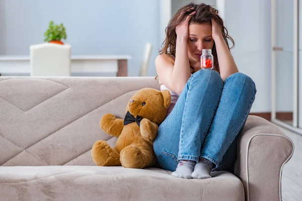 Cuore donna rotto nel concetto di relazione — Foto Stock