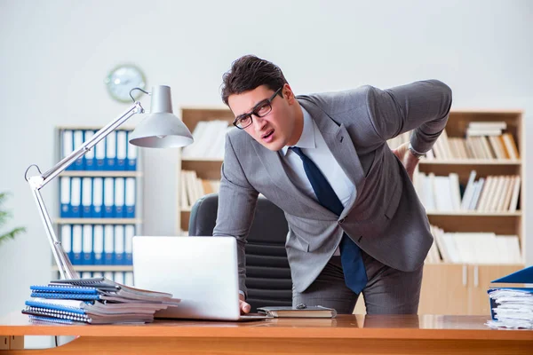 Empresário sentindo dor no escritório — Fotografia de Stock