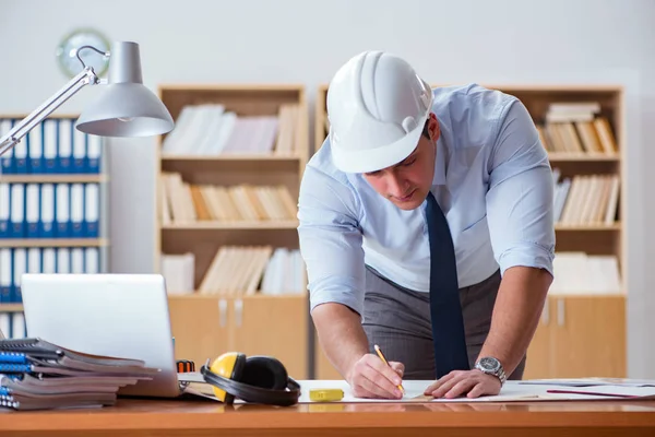 Supervisore tecnico che lavora su disegni in ufficio — Foto Stock