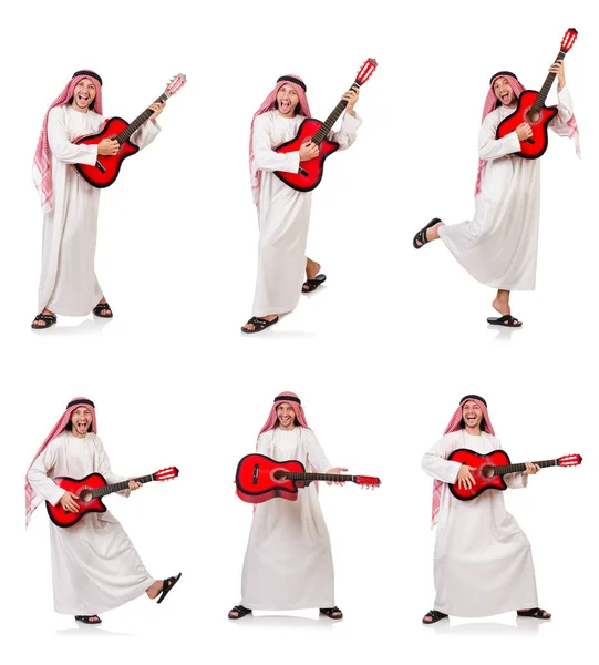 Арабский человек, играющий на гитаре — стоковое фото