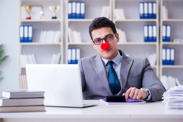 Clown affärsman på kontoret — Stockfoto