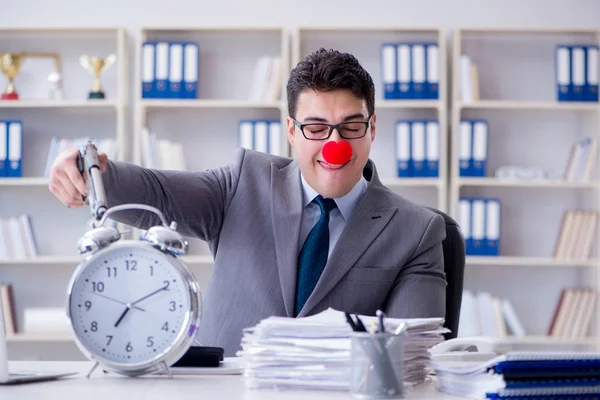 Clown homme d'affaires travaillant dans le bureau en colère frustré par un — Photo