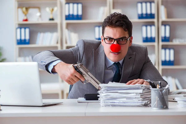 Ofiste çalışan palyaço işadamı sinirli bir...