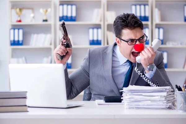 Ofiste çalışan palyaço işadamı sinirli bir...