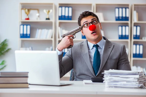 Ofiste çalışan palyaço işadamı kendini bu işe adamaktan bıktı.