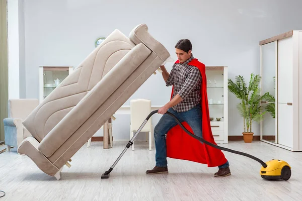 Süper kahraman temizleyicisi evde çalışıyor.