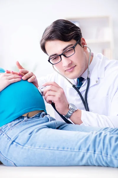 Tıbbi kavram ziyaret doktor hamile kadın