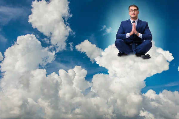 Affärsman mediterar i skyn — Stockfoto