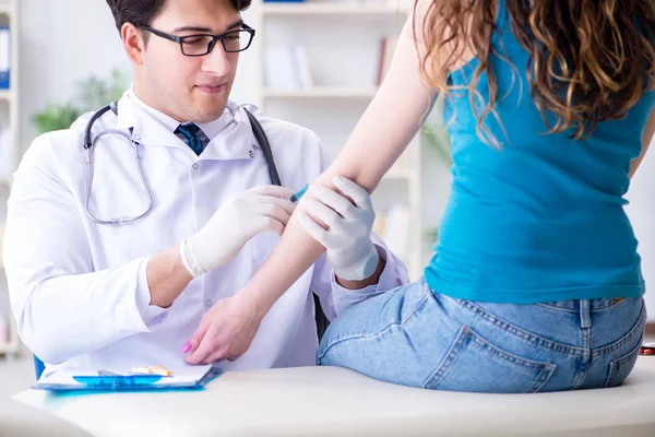 Femme médecin visiteur dans le concept médical — Photo