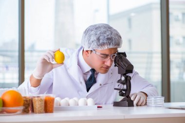 Besin uzmanı gıda ürünlerini laboratuarda test ediyor.