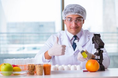 Besin uzmanı gıda ürünlerini laboratuarda test ediyor.