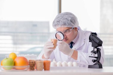 Besin uzmanı gıda ürünlerini laboratuarda test ediyor.